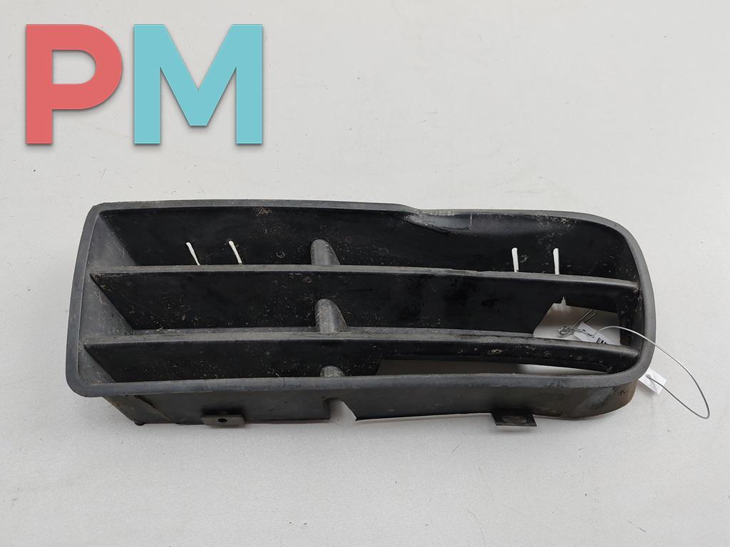 заглушка (решетка) в бампер Volkswagen Golf 4 поколение 1999, 1.6 л., бензин, АКПП, серый, хетчбэк 3 дв., 1J0853665B - фото №1