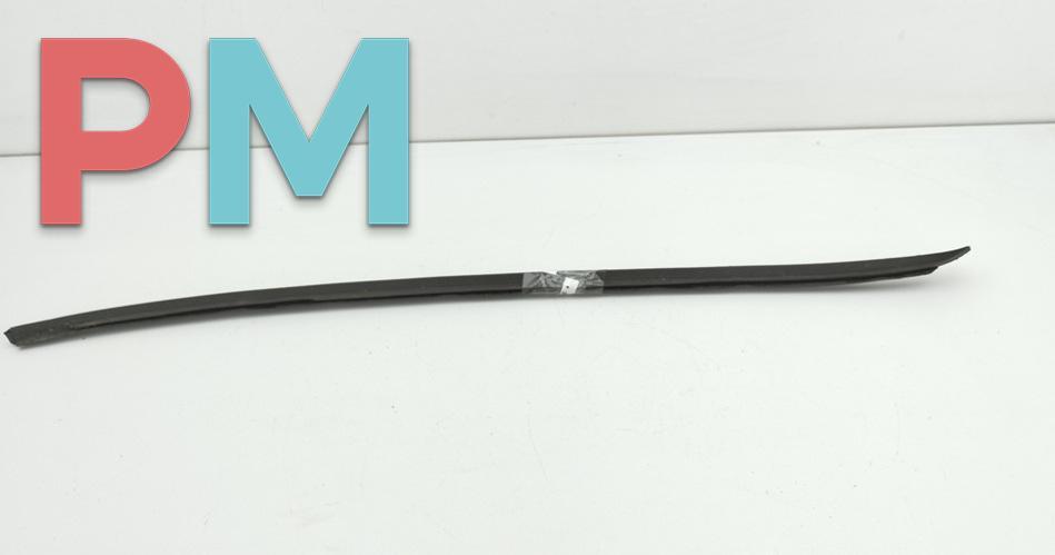 молдинг лобового стекла Volkswagen Passat B6 2007, 2.0 л., дизель, МКПП, чёрный, универсал, 3C0854327B - фото №1