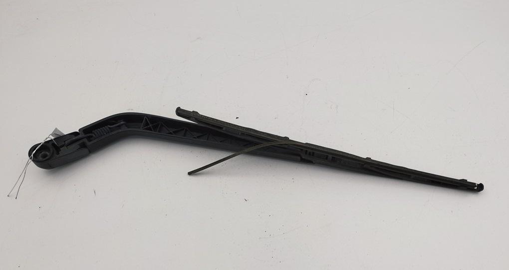 Щеткодержатель (поводок стеклоочистителя) задний Mitsubishi Outlander 1 поколение 2004, 2.0 л., бензин, МКПП, чёрный, внедорожник 5 дв. - фото №1