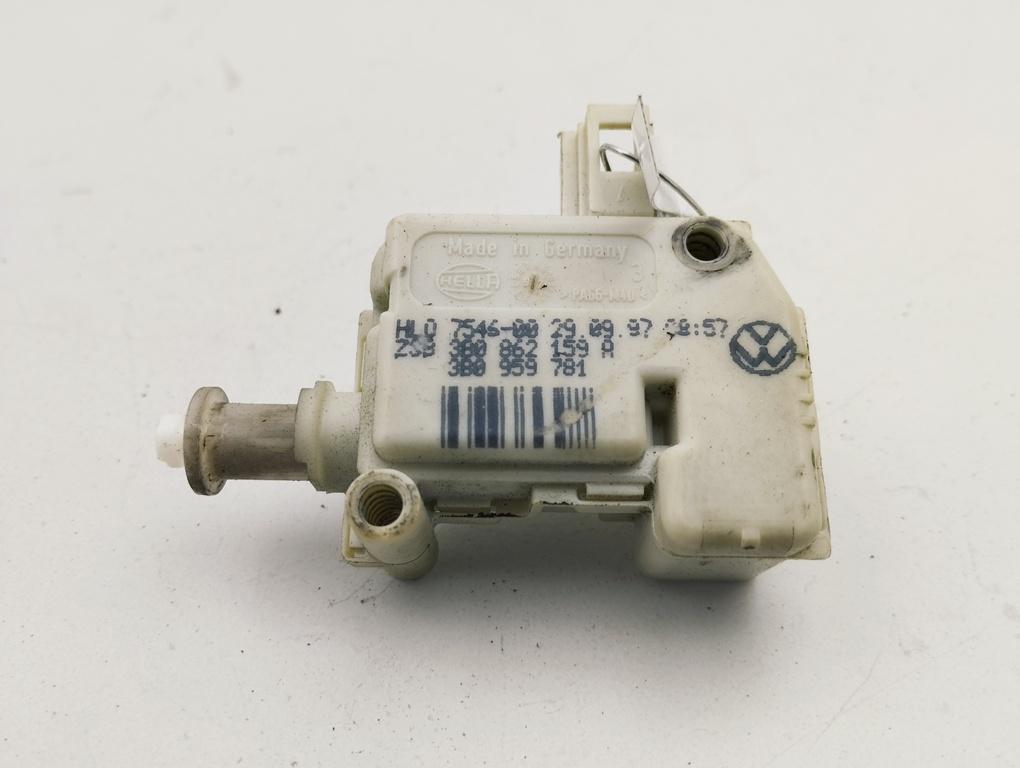 активатор замка багажника Volkswagen Passat B5 1997, 2.3 л., бензин, МКПП, зелёный, седан, 3B0862159A