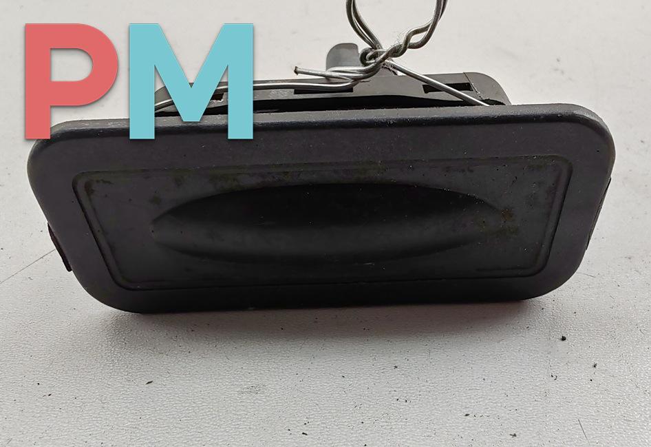 кнопка открытия багажника Renault Megane 2 поколение 2004, 1.9 л., дизель, МКПП, серый, хетчбэк 5 дв., 8200076256 - фото №1