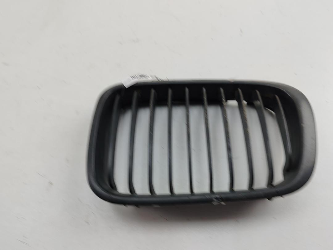 решетка капота BMW 3 E46 1999, 2.5 л., бензин, МКПП, чёрный, седан