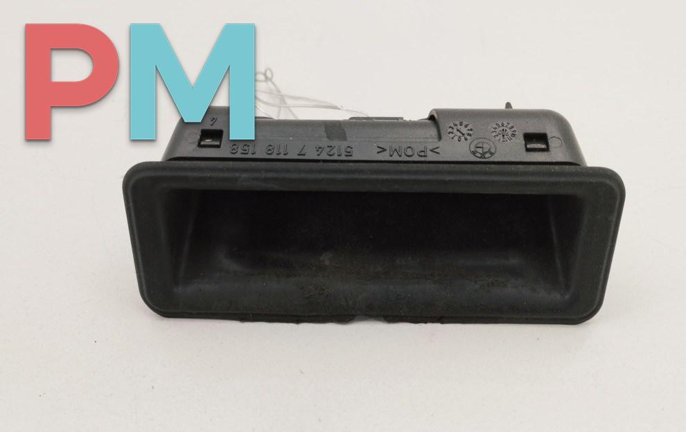 кнопка открытия багажника BMW 5 серия E60/E61 2006, 2.5 л., бензин, АКПП, чёрный, универсал, 7118158 - фото №1