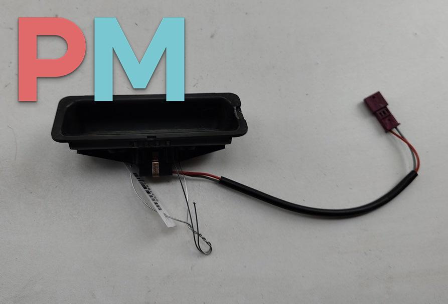 кнопка открытия багажника BMW 5 серия E60/E61 2004, 2.5 л., дизель, АКПП, чёрный, универсал - фото №1