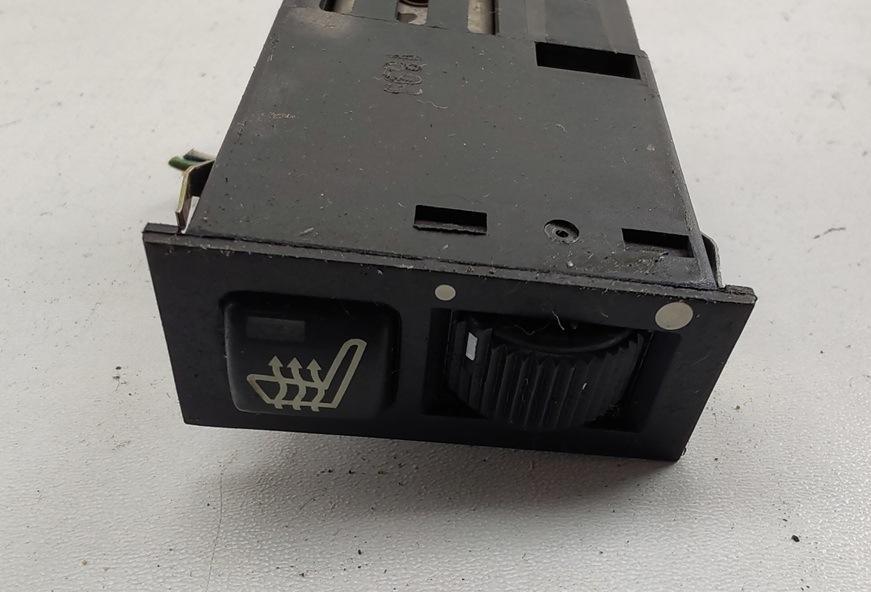 кнопка обогрева сидений BMW 5 E39 1998, 2.5 л., дизель, АКПП, серый, седан, 8352259
