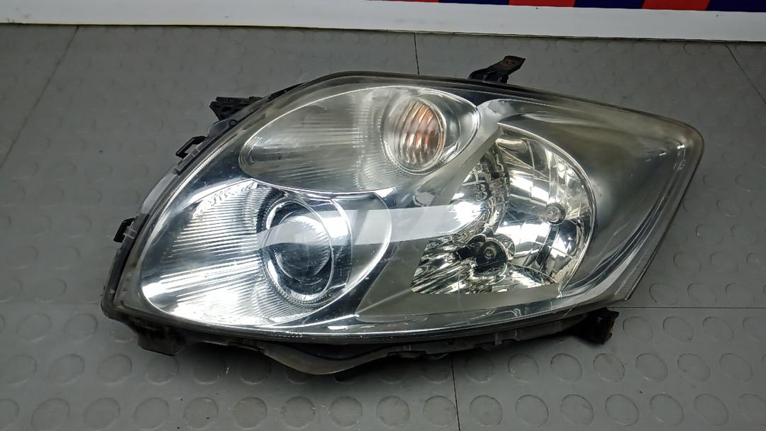 фара левая Toyota Auris 1 поколение 2008, 2.2 л., D-CAT, дизель, МКПП, хетчбэк 5 дв. - фото №1