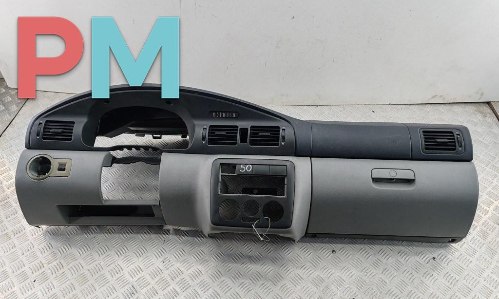 панель передняя салона (торпедо) Skoda Octavia mk1 (A4 1U) 1998, 1.6 л., бензин, МКПП, зелёный, универсал - фото №1