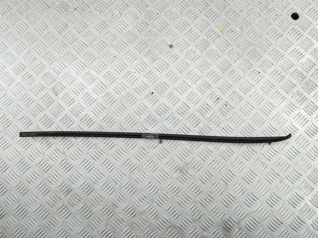 молдинг лобового стекла Volkswagen Passat B6 2005, 2.0 л., дизель, МКПП, серый, универсал, 3C0854327A