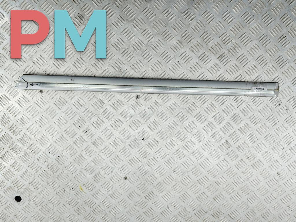 молдинг двери задней левой Volkswagen Phaeton 1 поколение 2005, 3.0 л., дизель, АКПП, серый, седан - фото №1