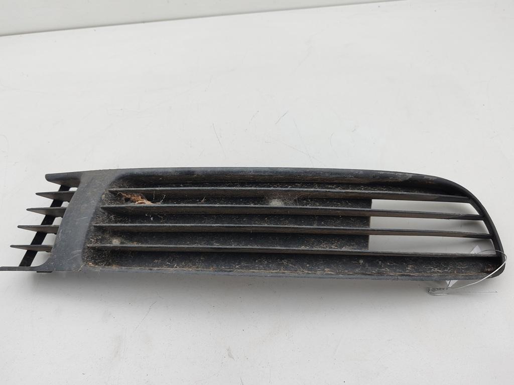 заглушка (решетка) в бампер Volkswagen Passat B5 1998, 1.8 л., бензин, МКПП, синий, универсал, 3B0853678 - фото №1