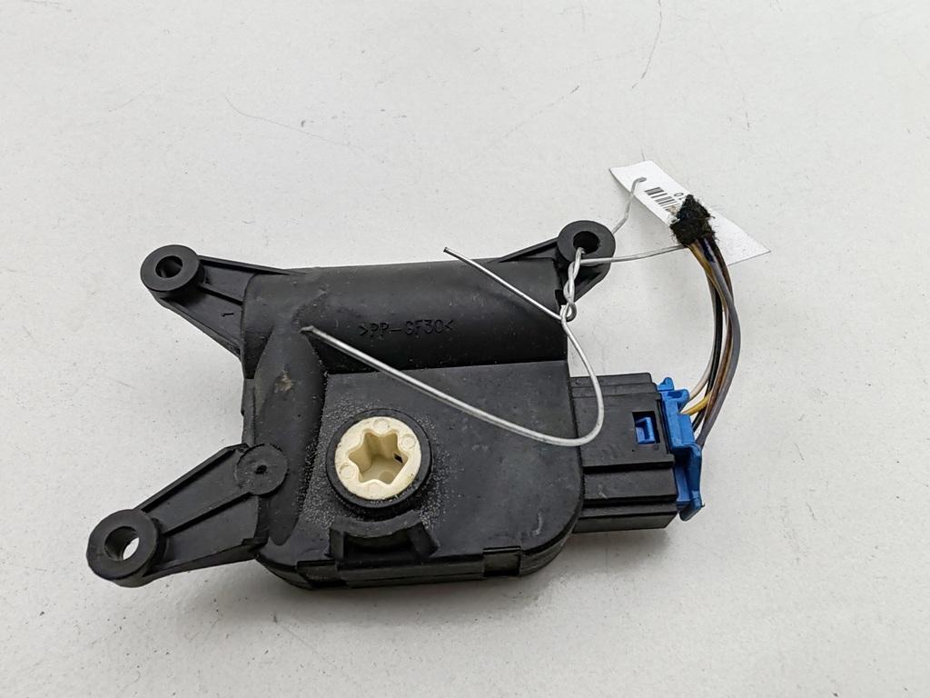 моторчик заслонки печки Volkswagen Passat B6 2005, 2.0 л., дизель, МКПП, серый, универсал, 0132801362 - фото №1