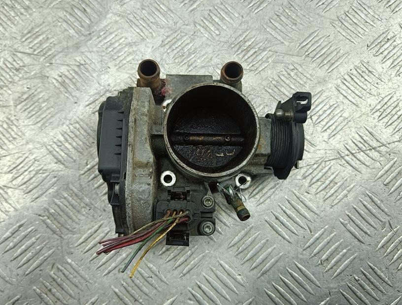 заслонка дроссельная Volkswagen Passat B5 1998, 1.8 л., бензин, МКПП, синий, универсал, 058133063H - фото №1