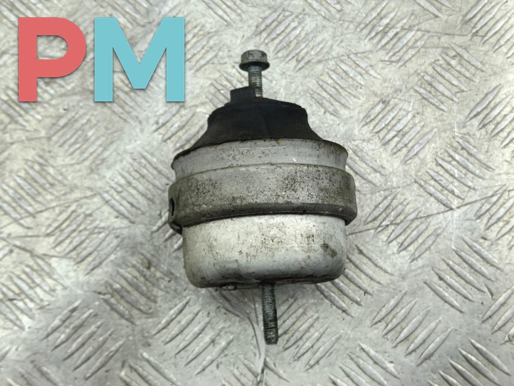 подушка крепления двигателя Volkswagen Passat B5 1997, 2.3 л., бензин, МКПП, зелёный, седан - фото №1