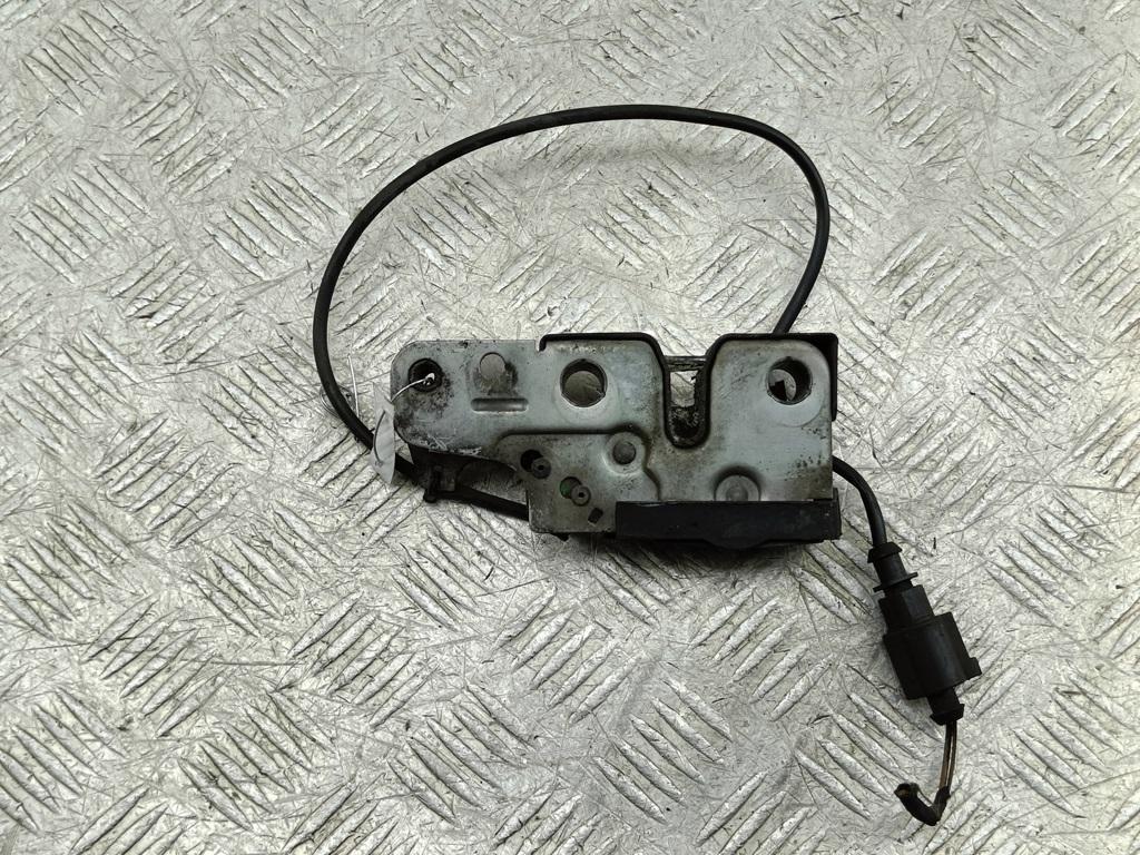 замок капота Volkswagen Passat B6 2006, 2.0 л., дизель, МКПП, чёрный, универсал, 3C1823509D