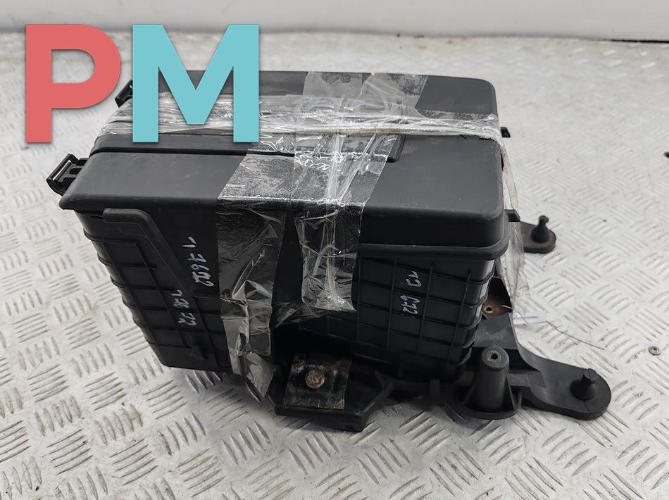 Кожух аккумулятора (короб АКБ) Volkswagen Passat B6 2006, 1.6 л., бензин, МКПП, синий, универсал, 1K0915333C - фото №1