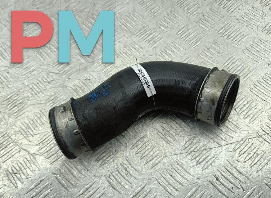 патрубок интеркулера Volkswagen Passat B6 2006, 2.0 л., дизель, МКПП, чёрный, универсал, 1K0145838D - фото №1