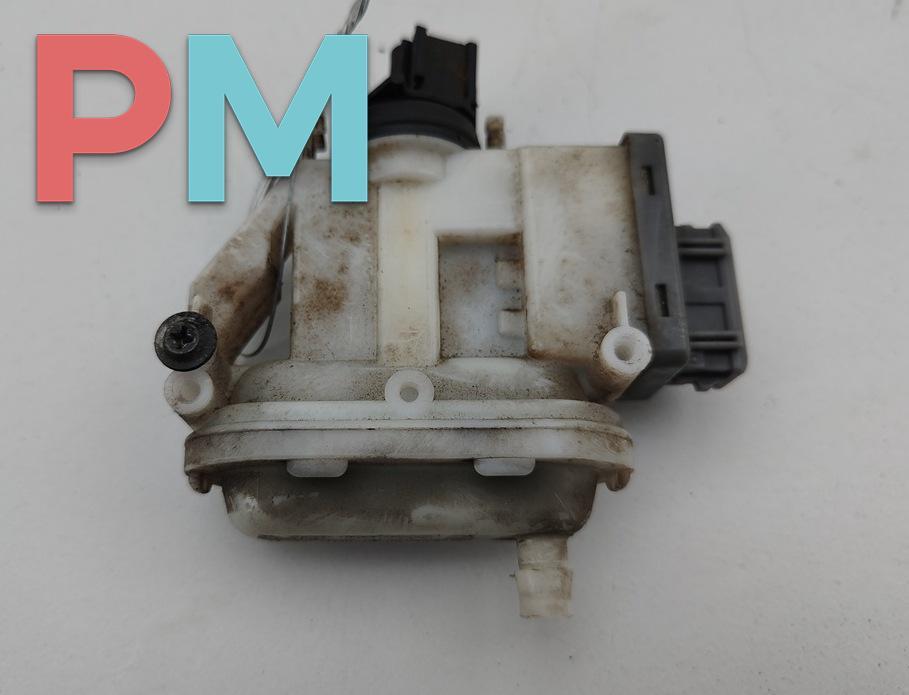 активатор (привод) замка двери Volkswagen Passat B4 1995, 1.8 л., бензин, МКПП, красный, универсал, 3A0862153B - фото №1