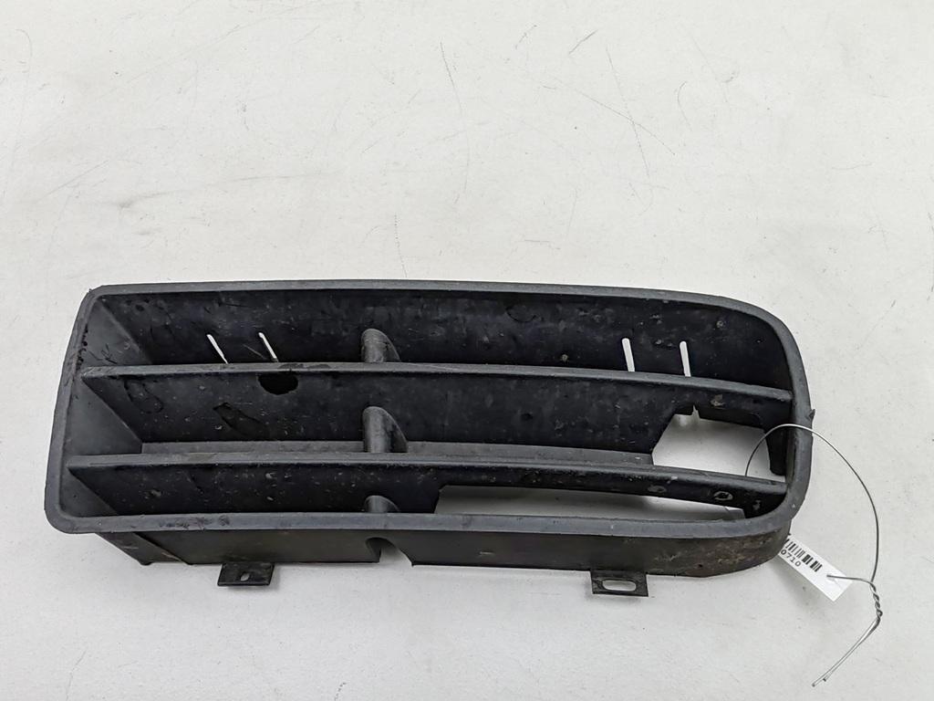 заглушка (решетка) в бампер Volkswagen Golf 4 поколение 2000, 1.4 л., бензин, МКПП, серый, хетчбэк 5 дв., 1J0853665B - фото №1
