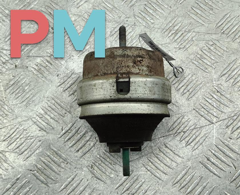 подушка крепления двигателя Volkswagen Passat B5 1998, 1.8 л., бензин, МКПП, синий, универсал, 8D0199379G - фото №1