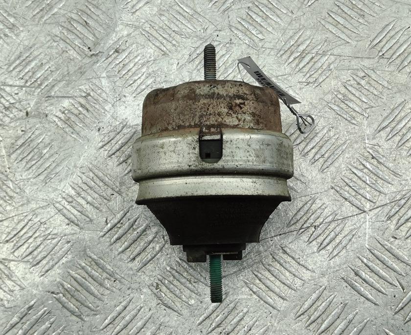 подушка крепления двигателя Volkswagen Passat B5 1998, 1.8 л., бензин, МКПП, синий, универсал, 8D0199379G