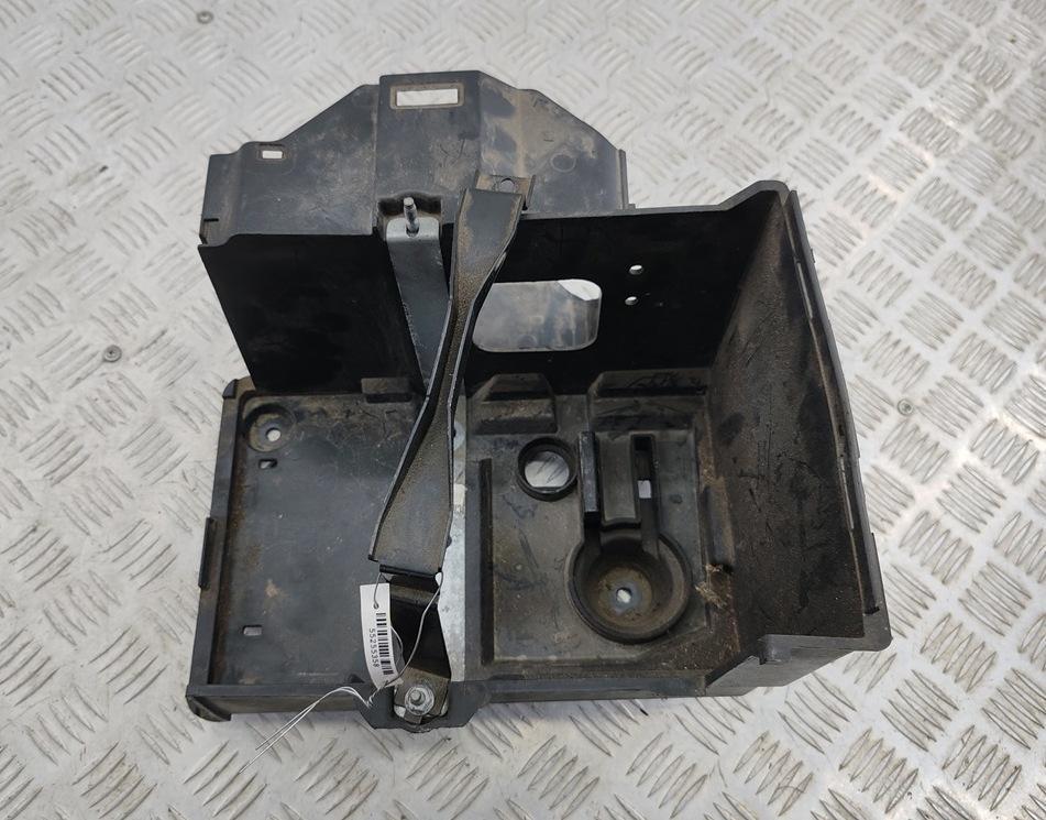 Кожух аккумулятора (короб АКБ) Ford Focus 2 поколение 2006, 1.6 л., i, бензин, МКПП, чёрный, универсал, 3M5110723 - фото №1