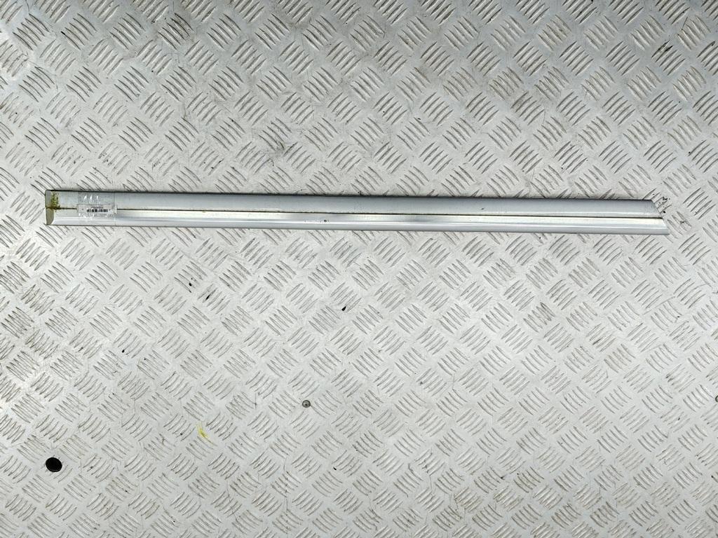 молдинг двери задней правой Volkswagen Phaeton 1 поколение 2005, 3.0 л., дизель, АКПП, серый, седан - фото №1