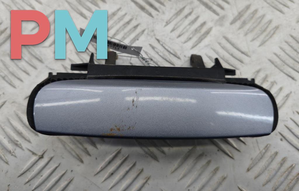 ручка наружная передняя правая Audi A4 B6 2003, 2.4 л., бензин, АКПП, серый, универсал, 4B0839885 - фото №1