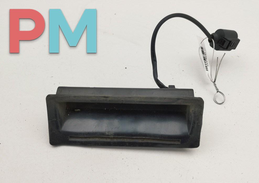 кнопка открытия багажника Volkswagen Golf 4 поколение 2004, 1.9 л., дизель, МКПП, серый, универсал, 1J0827566F - фото №1