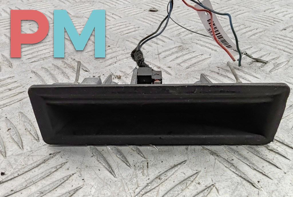 кнопка открытия багажника Audi A4 B6 2001, 2.0 л., бензин, АКПП, серый, седан - фото №1