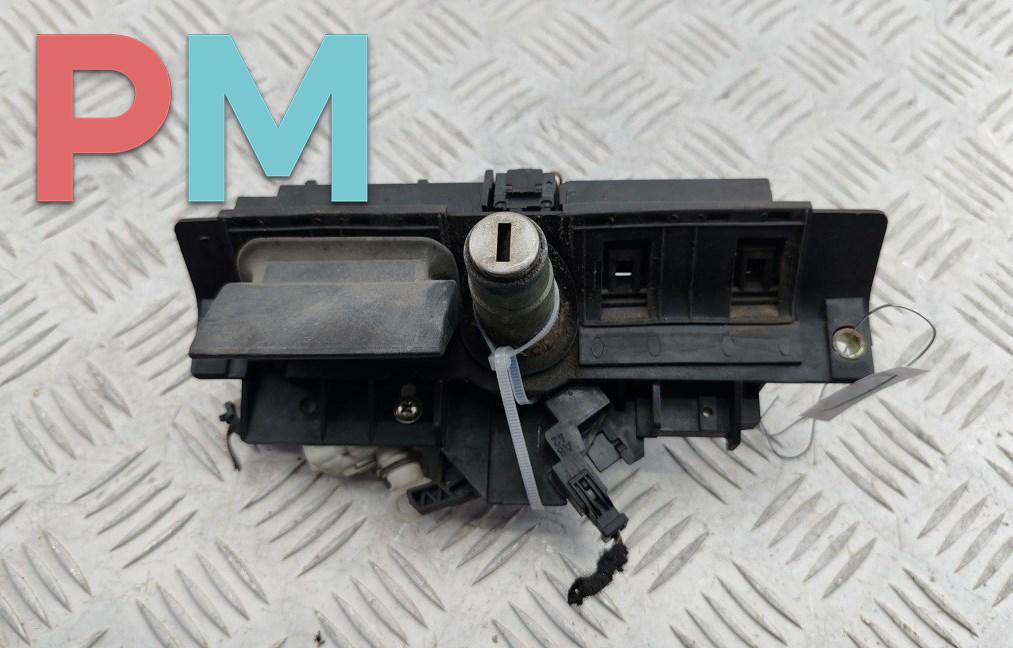 ручка крышки багажника Audi A6 4B/C5 1998, чёрный, универсал, 4B0827565H - фото №1