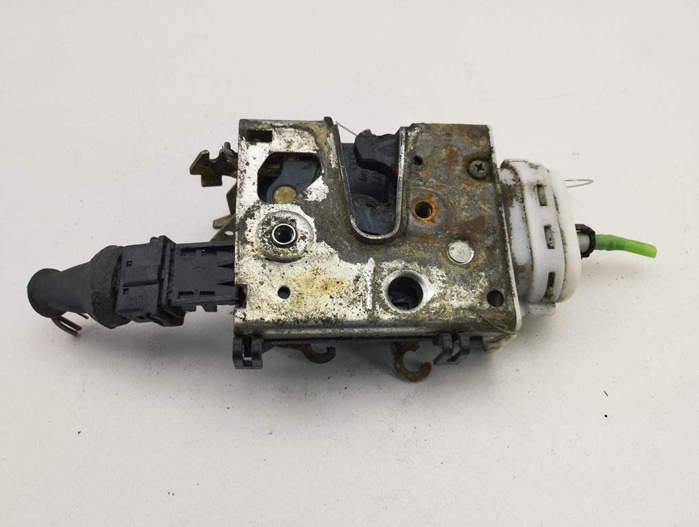замок двери передней правой Audi A6 4A/C4 1994, 2.6 л., бензин, МКПП, синий, седан, 4A0173 - фото №1