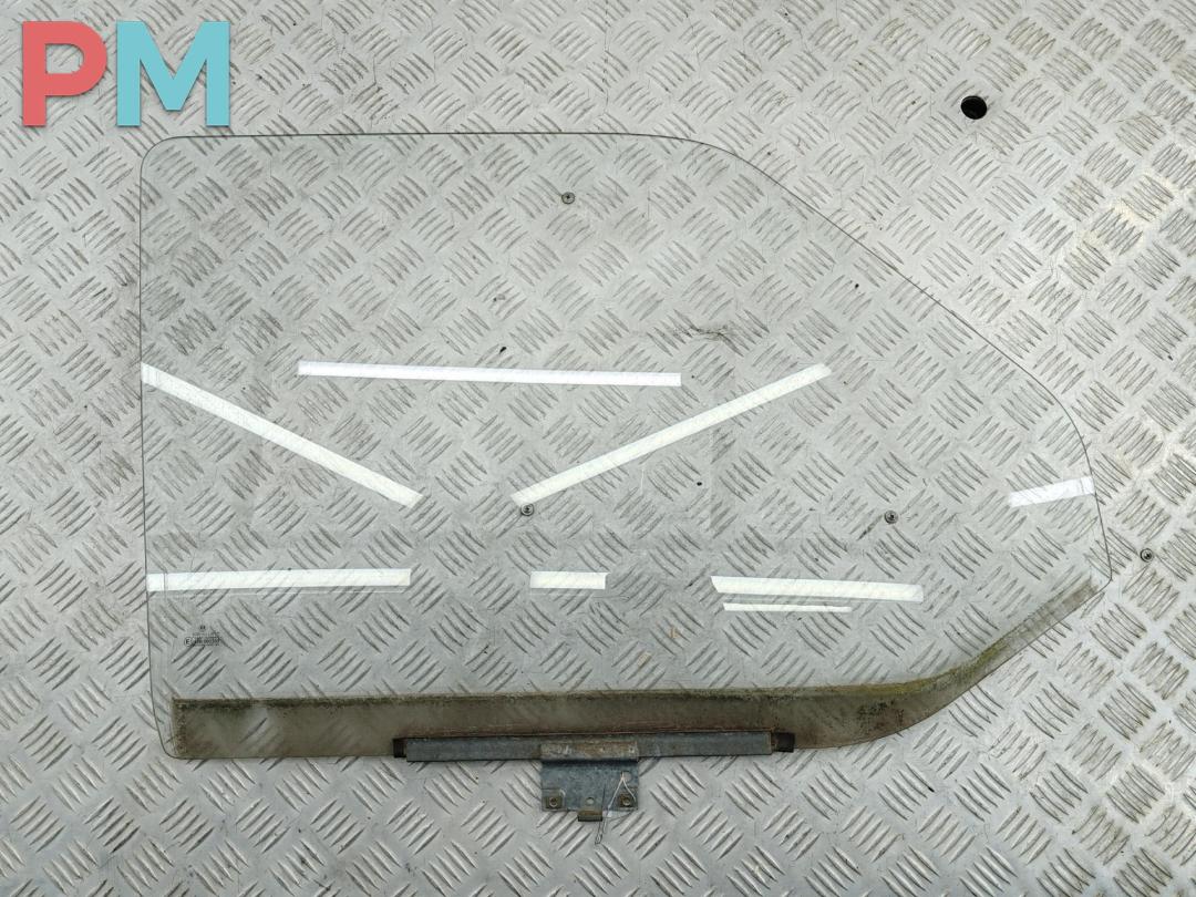 стекло двери передней правой Volkswagen Transporter T4 1996, 2.4 л., дизель, МКПП, красный, микроавтобус - фото №1