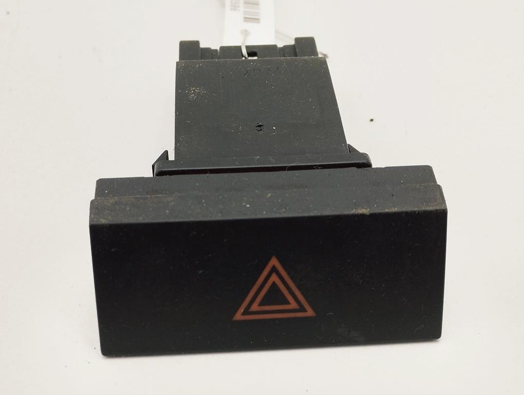 кнопка аварийной сигнализации Hyundai Coupe 2002-2007 2002, 2.0 л., бензин, МКПП, красный, купе, 937902C002 - фото №1