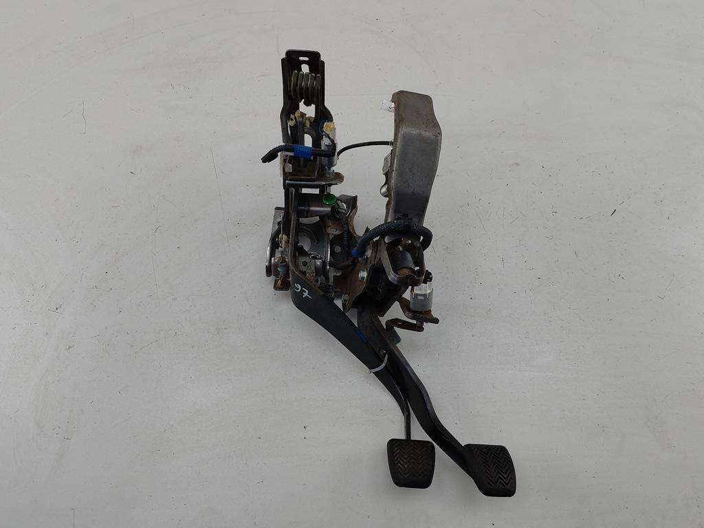 узел педальный (блок педалей) Toyota RAV4 XA30 2006, 2.2 л., дизель, МКПП, чёрный, внедорожник 5 дв.