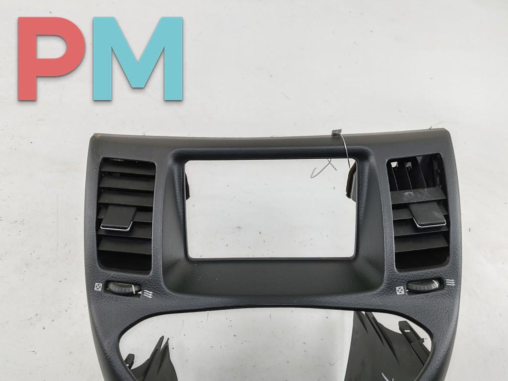 консоль салона (центральная часть) Nissan Primera P12 2006, 1.8 л., бензин, МКПП, чёрный, универсал, 68260AV600 - фото №1