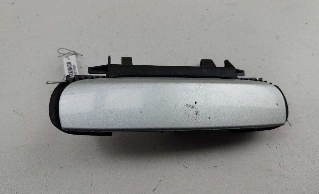 ручка наружная передняя правая Audi A4 B6 2001, 2.0 л., бензин, АКПП, серый, седан, 4B0839885 - фото №1