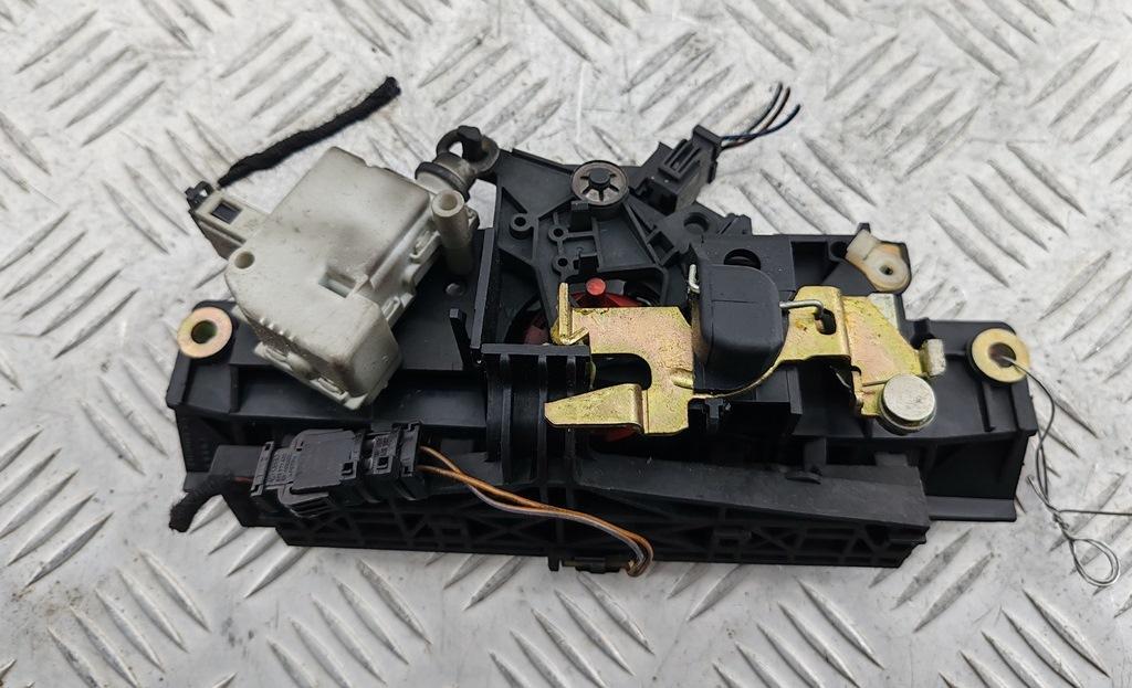 ручка крышки багажника Audi A6 4B/C5 2000, серый, универсал, 4B0827565H - фото №1