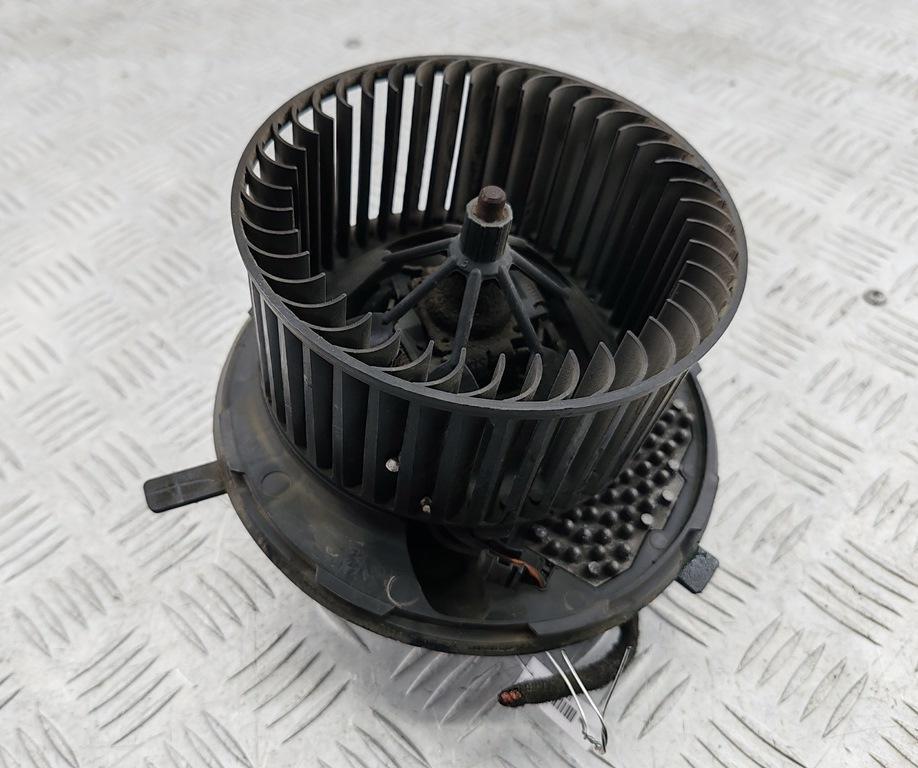 моторчик печки Volkswagen Passat B6 2006, 2.0 л., дизель, МКПП, чёрный, универсал, 3C1820015G - фото №1