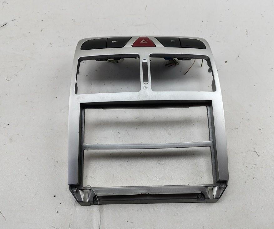 рамка под магнитолу Peugeot 307 2007, 2.0 л., дизель, МКПП, белый, универсал, 9634505077