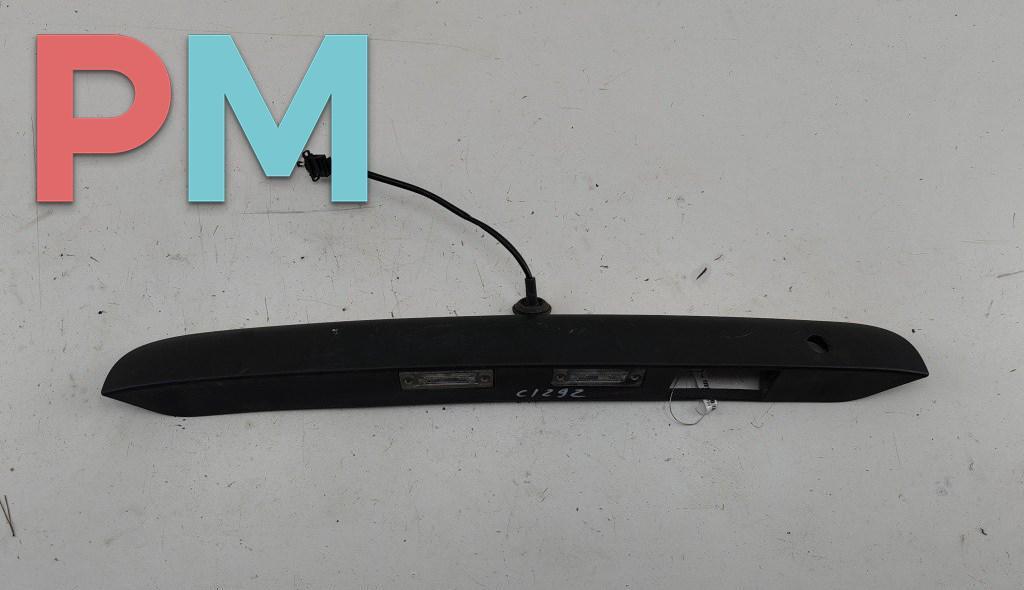 накладка подсветки номера Volkswagen Caddy 3 поколение 2006, 2.0 л., бензин, МКПП, красный, фургон, 148R0022317 - фото №1