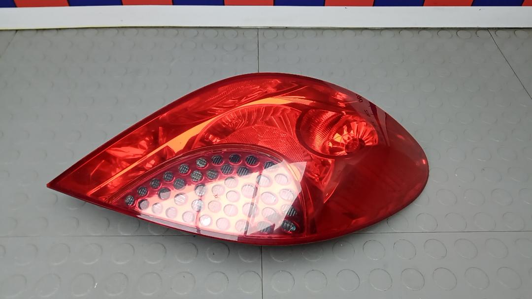 фонарь задний правый Peugeot 207 1 поколение 2007, 1.4 л., бензин, МКПП, хетчбэк 5 дв. - фото №1