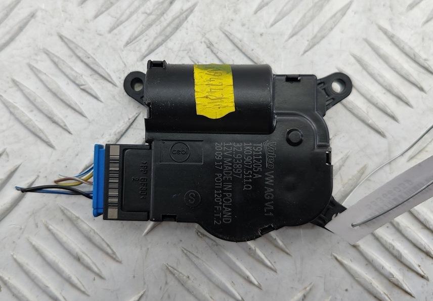 моторчик заслонки печки Volkswagen Passat B6 2006, 2.0 л., дизель, МКПП, серый, универсал, 1K0907511Q - фото №1