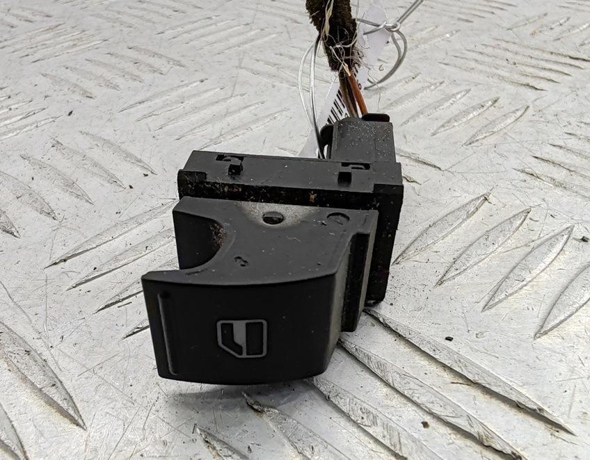 кнопка стеклоподъемника переднего правого Volkswagen Passat B6 2006, 2.0 л., дизель, МКПП, чёрный, универсал, 7L6959855B