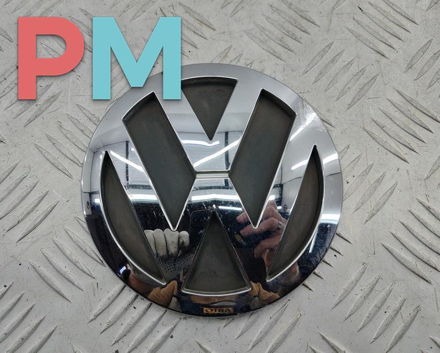 эмблема Volkswagen Touareg 1 поколение 2005, 2.5 л., дизель, АКПП, чёрный, внедорожник 5 дв. - фото №1