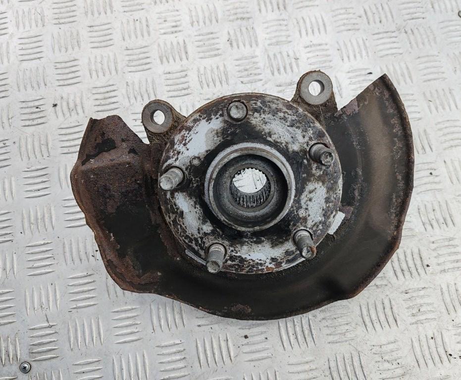 ступица передняя левая Toyota RAV4 XA30 2006, 2.2 л., дизель, МКПП, чёрный, внедорожник 5 дв.