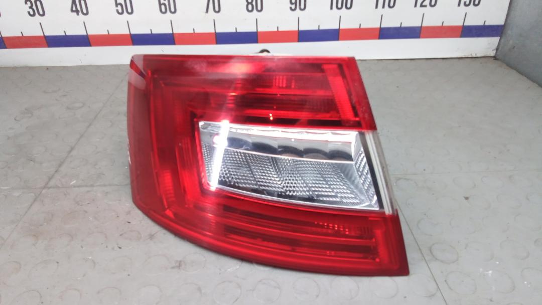фонарь задний левый Skoda Octavia 3 поколение (A7) 2014, 1.6 л., дизель, АКПП, хетчбэк 5 дв. - фото №1