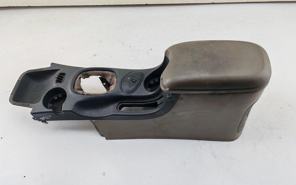 подлокотник Hyundai Santa Fe 2001, 2.0 л., дизель, МКПП, коричневый, внедорожник 5 дв., 8461126000