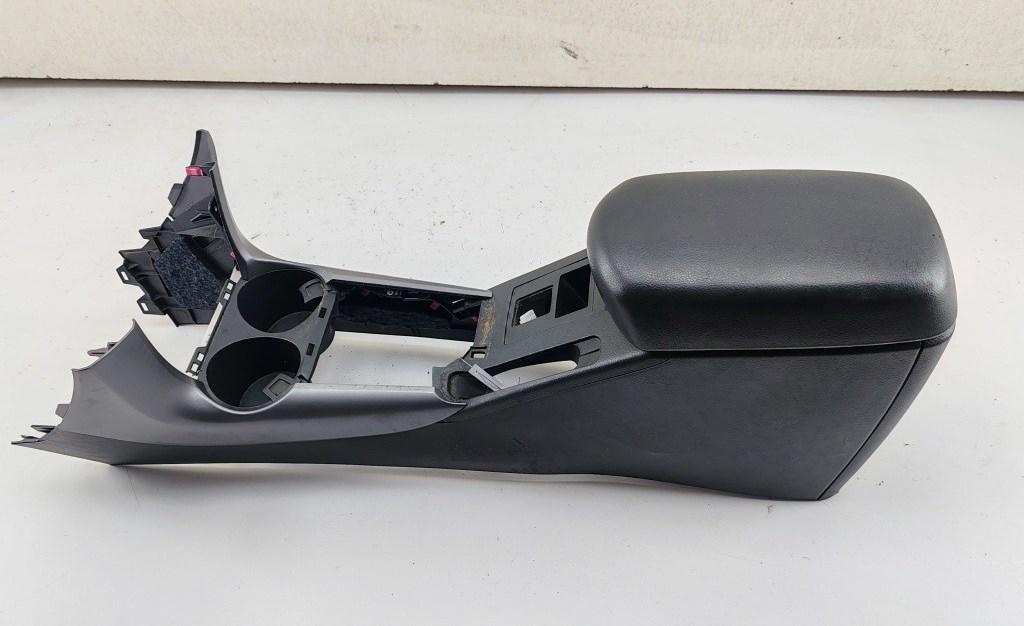 подлокотник Toyota RAV4 XA30 2006, 2.2 л., дизель, МКПП, чёрный, внедорожник 5 дв., 5881142030