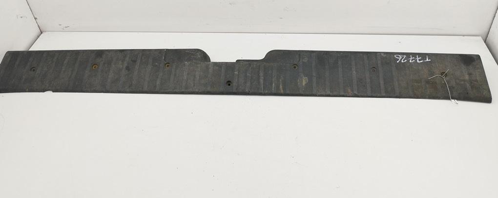 накладка двери (крышки) багажника Volkswagen Transporter T4 1996, 2.4 л., дизель, МКПП, красный, микроавтобус, 705863487A - фото №1