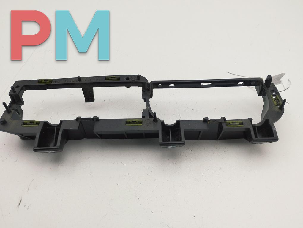 Корпус (держатель) ручки двери передней левой Volkswagen Passat B5 1997, 1.9 л., дизель, МКПП, серый, седан, 3B1867179A - фото №1